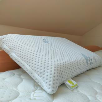 Anatomick&yacute; vank&uacute;&scaron; Alica 35&times;54&times;9 cm &ndash; pre pohodln&yacute; a zdrav&yacute; sp&aacute;nok, vhodn&yacute; pri bolestiach krku a stuhnut&yacute;ch &scaron;ijov&yacute;ch svaloch.