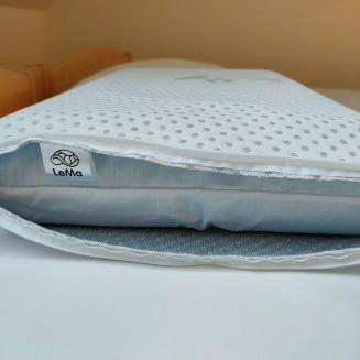 Vank&uacute;&scaron; Alica 35&times;54&times;9 cm &ndash; ergonomick&yacute; tvar pre spr&aacute;vne držanie hlavy a krku počas sp&aacute;nku s dvojit&yacute;m poťahom.