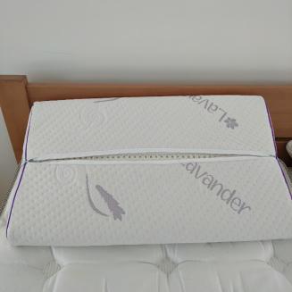 Anatomick&yacute; vank&uacute;&scaron; Lema Levanduľa s dvoma v&yacute;&scaron;kami a levanduľov&yacute;m poťahom pre uvoľnenie krku, regener&aacute;ciu a pokojn&yacute; sp&aacute;nok.