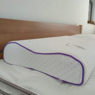 Anatomick&yacute; vank&uacute;&scaron; Lema Levanduľa s dvoma v&yacute;&scaron;kami a levanduľov&yacute;m poťahom pre uvoľnenie krku, regener&aacute;ciu a pokojn&yacute; sp&aacute;nok.