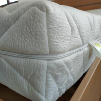 Detailn&yacute; z&aacute;ber na matrac lema spring - sn&iacute;mateľn&yacute; a prateľn&yacute; poťah.