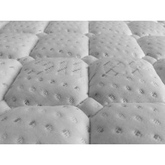 Detail poťahu SILVER s i&oacute;nmi striebra &ndash; antibakteri&aacute;lny povrch matraca Lema, ktor&yacute; eliminuje roztoče a udržiava čistotu.