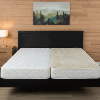 Naľavo je zn&aacute;zornen&aacute; letn&aacute; strana matraca z priedu&scaron;nej bavlny, napravo zimn&aacute; strana matraca z hrejivej ovčej vlny Merino.