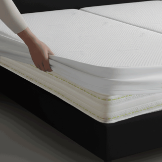 Chr&aacute;nič na matrac Cooler &ndash; osviežuj&uacute;ca podložka, ktor&aacute; počas hor&uacute;cich noc&iacute; akt&iacute;vne ochladzuje pokožku a zlep&scaron;uje kvalitu sp&aacute;nku.