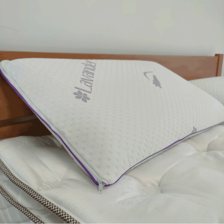 Ortopedick&yacute; vank&uacute;&scaron; Lema Levanduľa z pam&auml;ťovej peny s dvojit&yacute;m poťahom a jemnou levanduľovou v&ocirc;ňou pre relaxačn&yacute; a zdrav&yacute; sp&aacute;nok