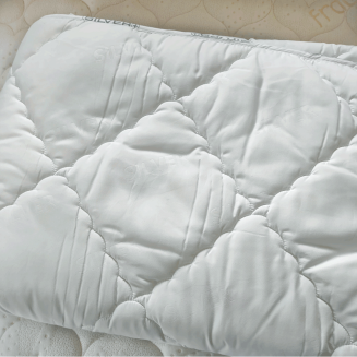 Detail papl&oacute;na SILVER+ jemn&eacute; česan&eacute; mikrovl&aacute;kno so strieborn&yacute;mi i&oacute;nmi pre antibakteri&aacute;lnu ochranu, sviežosť a dlh&uacute; životnosť.