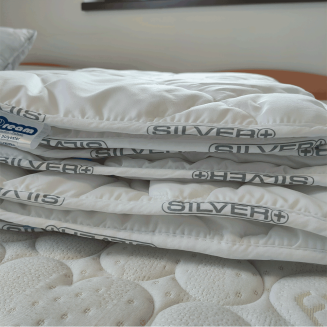 Antibakteri&aacute;lny papl&oacute;n Silver so strieborn&yacute;mi i&oacute;nmi, ľahk&yacute; a priedu&scaron;n&yacute;, pre zdrav&yacute;, hygienick&yacute; a komfortn&yacute; sp&aacute;nok každ&yacute; deň.