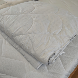 Antistresov&yacute; papl&oacute;n CARBON s karb&oacute;nov&yacute;mi vl&aacute;knami, ktor&yacute; uvoľňuje nap&auml;tie, znižuje stres a zlep&scaron;uje kvalitu sp&aacute;nku.