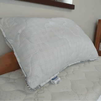 Detail vank&uacute;&scaron;a CARBON s karb&oacute;nov&yacute;mi vl&aacute;knami pre antistatick&yacute; &uacute;činok, svieži sp&aacute;nok a uvoľnenie tela aj mysle.