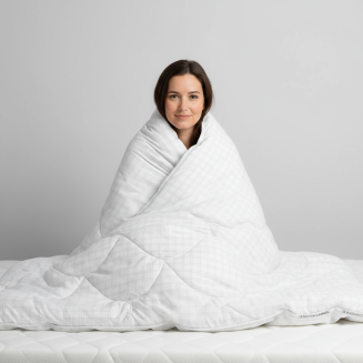 Ľahk&yacute;, priedu&scaron;n&yacute; a antialergick&yacute; papl&oacute;n CARBON s antistatickou &uacute;pravou, ide&aacute;lny pre regener&aacute;ciu tela a pokojn&yacute; sp&aacute;nok.