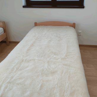 Deka z vlny Merino Natur - 100 % ovčia vlna Merino, priedu&scaron;n&aacute;, hrejiv&aacute; a hypoalerg&eacute;nna deka pre zdrav&yacute; sp&aacute;nok a pohodlie domova.