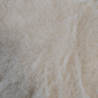 Detail vlnen&eacute;ho vl&aacute;kna deky Merino Natur &ndash; nad&yacute;chan&aacute; 100 % ovčia vlna, antibakteri&aacute;lna, samočistiaca a vhodn&aacute; pre alergikov.