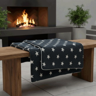 Merino deka Star v interi&eacute;ri &ndash; nadčasov&aacute; vlnen&aacute; deka, ktor&aacute; dod&aacute;va teplo a elegantn&yacute; vzhľad domovu.