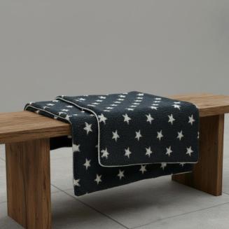 Merino deka Star v interi&eacute;ri &ndash; nadčasov&aacute; vlnen&aacute; deka, ktor&aacute; dod&aacute;va teplo a elegantn&yacute; vzhľad domovu.