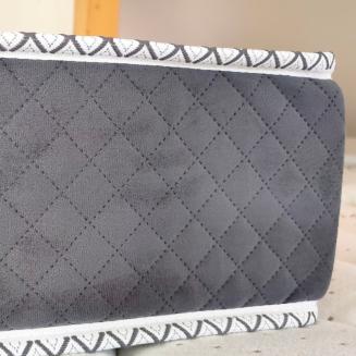 Pevn&yacute; matrac London LUX, ktor&yacute; pom&aacute;ha &scaron;kol&aacute;kom aj dospel&yacute;m predch&aacute;dzať bolestiam chrbta.