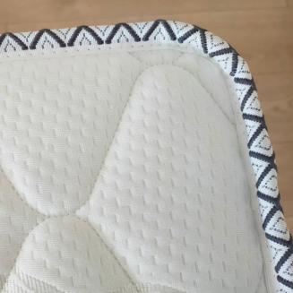 Pevn&yacute; matrac London LUX, ktor&yacute; pom&aacute;ha &scaron;kol&aacute;kom aj dospel&yacute;m predch&aacute;dzať bolestiam chrbta.