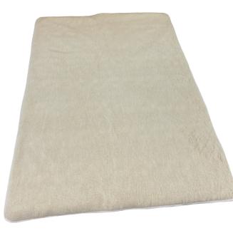 Detail vlnen&eacute;ho vl&aacute;kna deky Merino Natur &ndash; nad&yacute;chan&aacute; 100 % ovčia vlna, antibakteri&aacute;lna, samočistiaca a vhodn&aacute; pre alergikov.