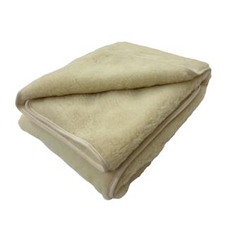 Deka z vlny Merino Natur - 100 % ovčia vlna Merino, priedu&scaron;n&aacute;, hrejiv&aacute; a hypoalerg&eacute;nna deka pre zdrav&yacute; sp&aacute;nok a pohodlie domova.