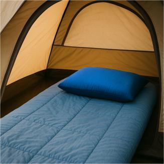 Outdoor cestovn&yacute; vank&uacute;&scaron; z pam&auml;ťovej peny s priedu&scaron;n&yacute;m jadrom a nepremokav&yacute;m, prateľn&yacute;m poťahom pre pohodln&eacute; cestovanie.